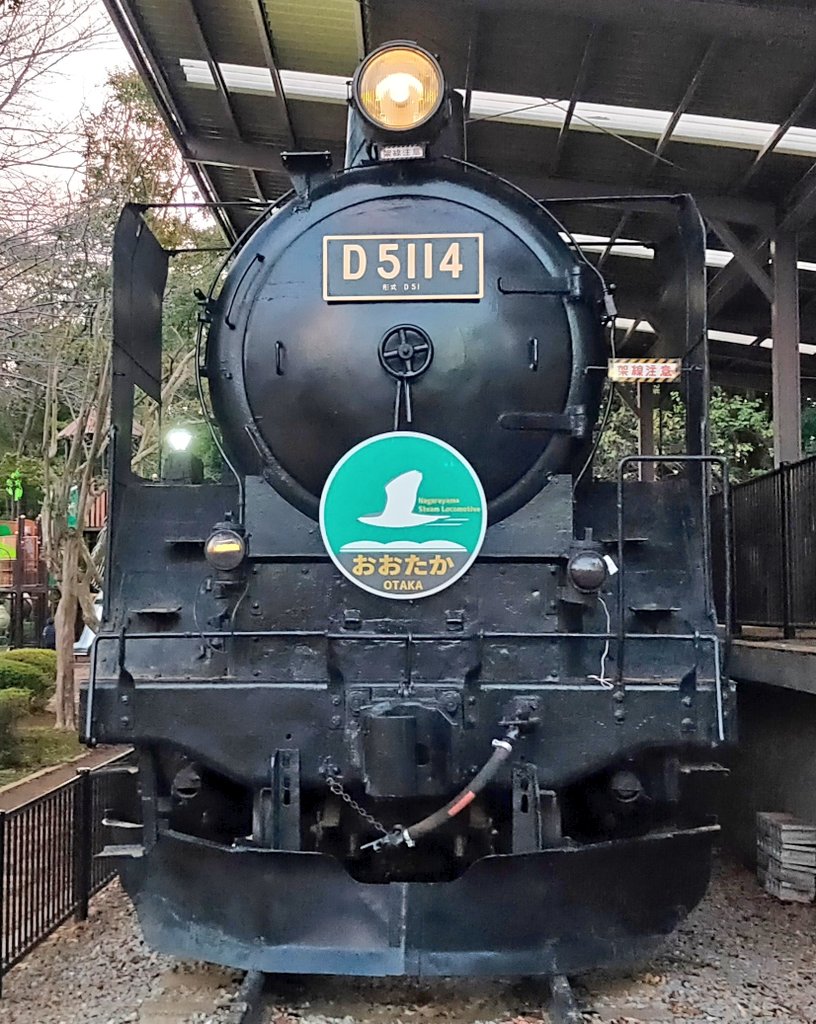 【D51 14の装飾】
『鉄道フェスタin流山市民まつり2024』では、デゴイチに装飾を行います❗

今回は、1972年10月頃の14号機を参考に「回転式火の粉止めの皿」を装着した姿を再現します✨
（皿については別ポストを👀）

午後からは「おおたか」のヘッドマークも装着予定です💨
#流山市 #蒸気機関車