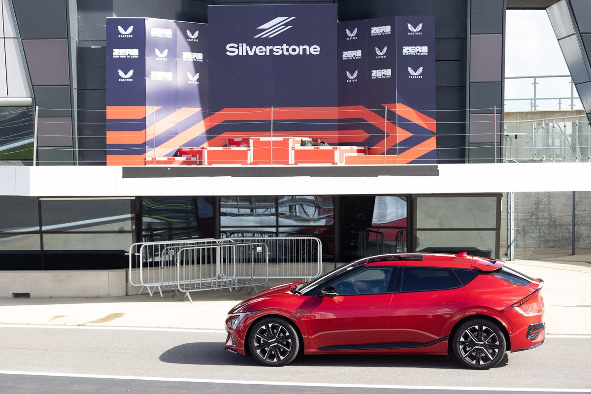 motiv8_training's tweet photo. 🏁 The Kia UK Masterclass 2024 at Silverstone was a huge success! Check out some professional photos capturing the passion and enthusiasm from the event. Thank you to everyone who made this possible! 🎉#KiaUK #KiaMasterclass #Motiv8 https://t.co/T5bmNpUHn3