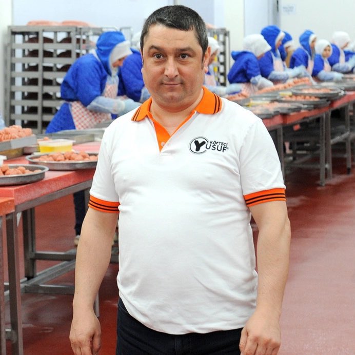 dar tişört, tişörtten fırlayan meme uçları ve amca göbeği… adam dünyaya esnaf olarak gelmiş bu adamın domuz momuz etini aklından bile geçirme ihtimali yok #köfteciyusuf