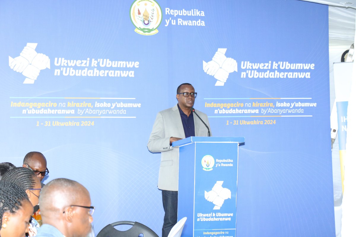 Nyamasheke's tweet photo. Minisitiri w'Ubumwe bw'Abanyarwanda n'Inshingano Mboneragihugu ayoboye ibiganiro bigamije kwimakaza  Ubumwe n'Ubudaheranwa bihuje abagize Ihuriro ry'Ubumwe n'Ubudaheranwa muri Nyamasheke ku nsanganyamatsiko“Indangagaciro na Kirazira,Isôoko y’Ubumwe n’Ubudaheranwa by’Abanyarwanda” https://t.co/4MXuVQc3Ra