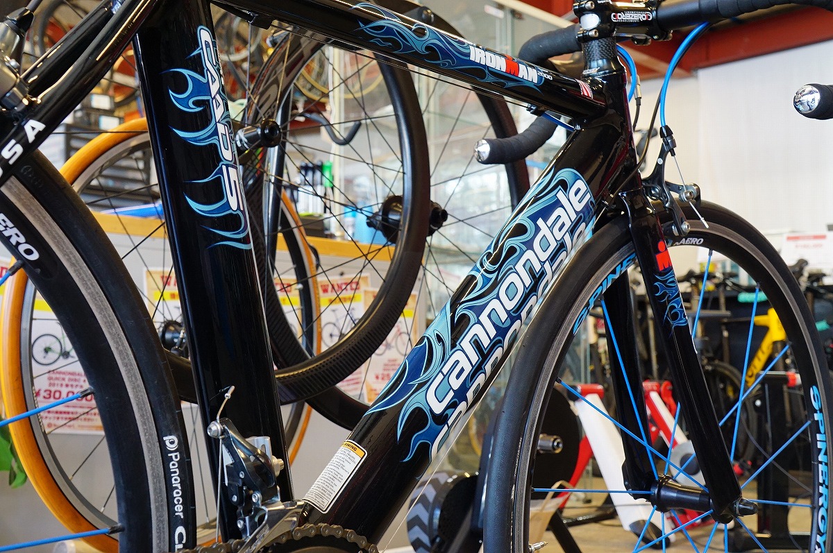 buychari's tweet photo. 【熊谷本店】
本日ご紹介するのはこちら!
CANNONDALE 「キャノンデール」 IRONMAN2000 CAAD5 2003年モデル
ペイントが特徴的なMADE IN USAフレームとなっております。
TTバイクをドロップハンドルに交換しており街中でも使いやすくカスタム済みです!
#CANNONDALE
#CAAD5
#ロードバイク https://t.co/q7tr3lEkes