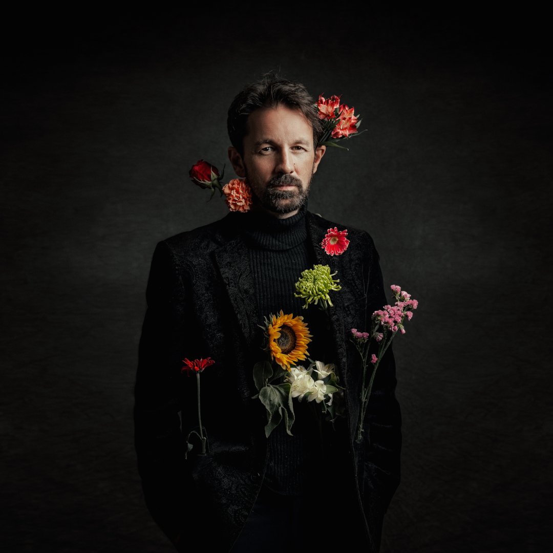 Ya está disponible en todas las plataformas «Cuentas pendientes», el nuevo sencillo del contrabajista, compositor y productor Pablo Martín Caminero con la colaboración del cantaor David Carpio.

Escucha «Cuentas pendientes» en tu plataforma preferida.
🎧➡ orcd.co/pablomartincam…