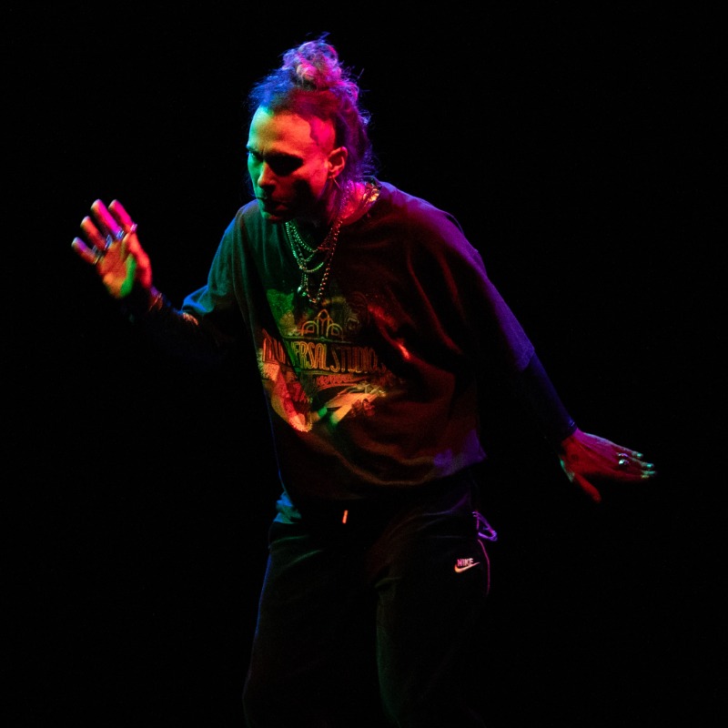 TheatreNational's tweet photo. Le nouveau spectacle de Laurène Marx « Je vis dans une maison qui n'existe pas » est à découvrir ce soir à 19h30 ! Un texte qui oscille entre naïveté d’un conte enfantin et la brutalité pragmatique d’une prose directe et crue.

👉 Dans le cadre du Festival des Libertés
