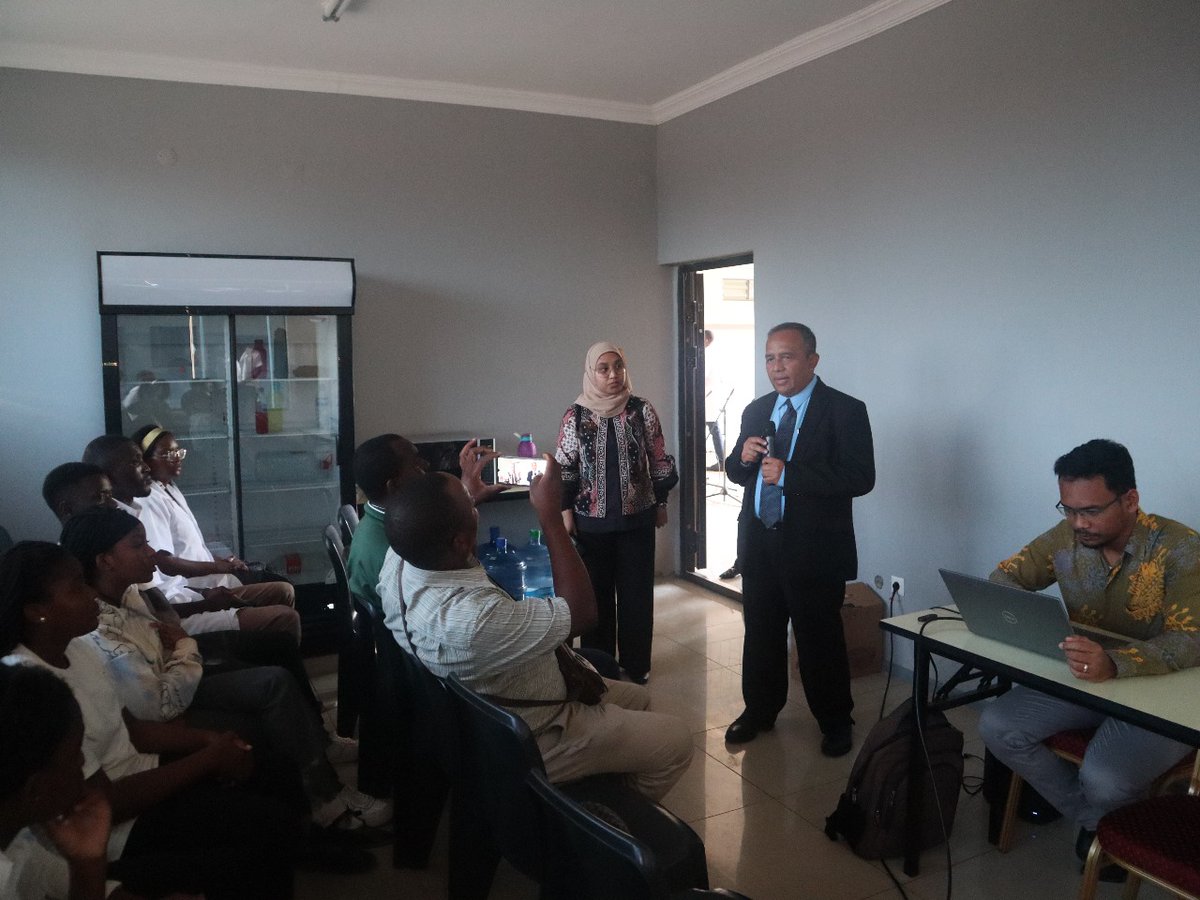 INAinMaputo's tweet image. KBRI Maputo pertunjukan budaya di SD &amp;amp; SMP "Colegio Chiuta" di Matola, provinsi  Maputo. (10/10/24)

Kegiatan berupa presentasi tentang Indonesia, permainan band Angklung dan
Sesi Angklung Interative. Peserta keg tbs mengisi questionaire di akhir acara.

#inidiplomasi
#kbri