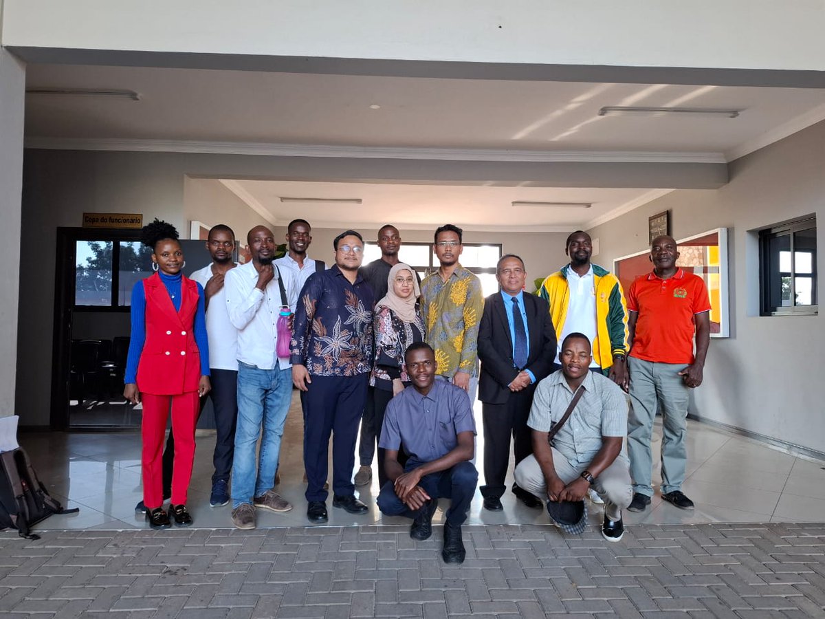 INAinMaputo's tweet image. KBRI Maputo pertunjukan budaya di SD &amp;amp; SMP "Colegio Chiuta" di Matola, provinsi  Maputo. (10/10/24)

Kegiatan berupa presentasi tentang Indonesia, permainan band Angklung dan
Sesi Angklung Interative. Peserta keg tbs mengisi questionaire di akhir acara.

#inidiplomasi
#kbri