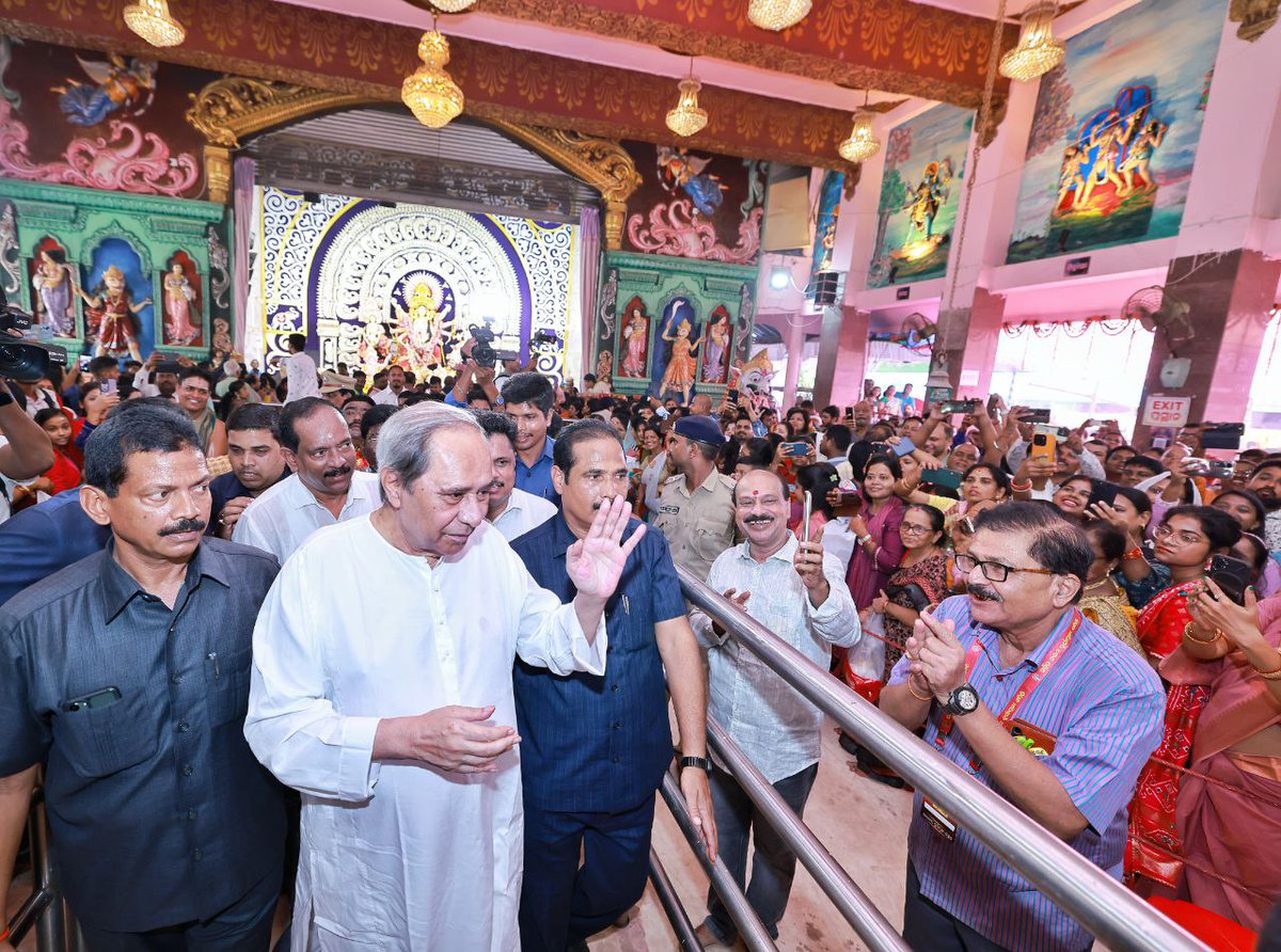 bjd_odisha's tweet photo. ପବିତ୍ର ମହାଷ୍ଟମୀରେ ରାଜଧାନୀର ବିଭିନ୍ନ ପୂଜା ମଣ୍ଡପ ବୁଲି ସଭାପତି ଶ୍ରୀ @Naveen_Odisha ମା' ଦୁର୍ଗାଙ୍କ ଦିବ୍ୟ ଦର୍ଶନ କରିଛନ୍ତି। ମା'ଙ୍କ ପାଖରେ ରାଜ୍ୟବାସୀଙ୍କ କଲ୍ୟାଣ କାମନା କରିବା ସହ ସଭାପତି ଜଗତଜନନୀଙ୍କ ଆଶୀର୍ବାଦ ଲୋଡ଼ିଛନ୍ତି।

#SubhaDurgaPuja
#DurgaPuja2024 https://t.co/E2nodbSO9Y