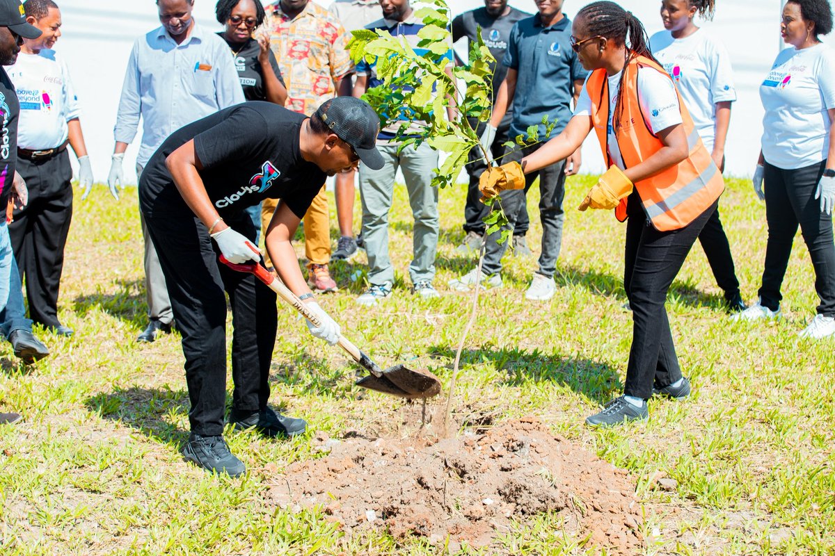 CloudsMediaLive's tweet photo. #MalkiaWanguvu Bi. Suzanne Ndomba-Doran, Afisa Mtendaji Mkuu, Chama cha Waajiri Tanzania (@ATE_Tanzania ) akiwa na Mkuu wa Maudhui #CloudsMedia @sebamaganga pamoja na wawakilishi kutoka @CocaCola wameshiriki katika zoezi la kupanda miti ikiwa ni sehemu ya kuelekea kwenye kilele cha Wiki ya Huduma kwa Wateja (
#CSW2024).