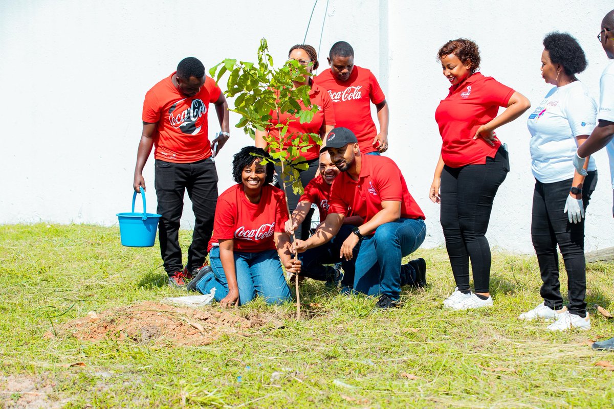 CloudsMediaLive's tweet photo. #MalkiaWanguvu Bi. Suzanne Ndomba-Doran, Afisa Mtendaji Mkuu, Chama cha Waajiri Tanzania (@ATE_Tanzania ) akiwa na Mkuu wa Maudhui #CloudsMedia @sebamaganga pamoja na wawakilishi kutoka @CocaCola wameshiriki katika zoezi la kupanda miti ikiwa ni sehemu ya kuelekea kwenye kilele cha Wiki ya Huduma kwa Wateja (
#CSW2024).