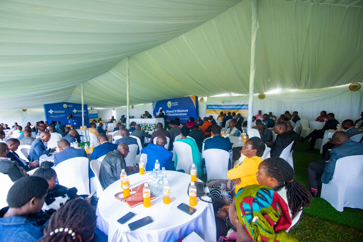 Minisitiri w'Ubumwe bw'Abanyarwanda n'Inshingano Mboneragihugu ayoboye ibiganiro bigamije kwimakaza  Ubumwe n'Ubudaheranwa bihuje abagize Ihuriro ry'Ubumwe n'Ubudaheranwa muri Nyamasheke ku nsanganyamatsiko“Indangagaciro na Kirazira,Isôoko y’Ubumwe n’Ubudaheranwa by’Abanyarwanda”