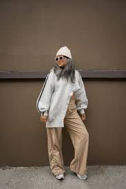 PujaSharma_0's tweet image. Fall fashion is all about comfort meets style. Think soft sweaters, warm leggings, and cute boots. 🍁👖 #ComfyChic #FallWardrobe