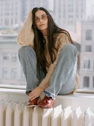 PujaSharma_0's tweet image. Fall fashion is all about comfort meets style. Think soft sweaters, warm leggings, and cute boots. 🍁👖 #ComfyChic #FallWardrobe