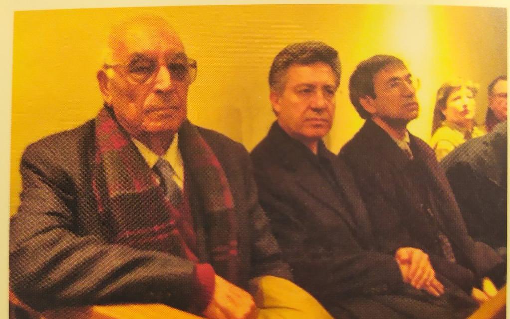 av_ferdisidar's tweet photo. Mehmed Uzun'un davasından 2001.

Yaşar Kemal, Zülfü Livaneli ve Orhan Pamuk duruşma salonunda Mehmed Uzun'u yalnız bırakmamışlardı. https://t.co/zUvd1kfQyO