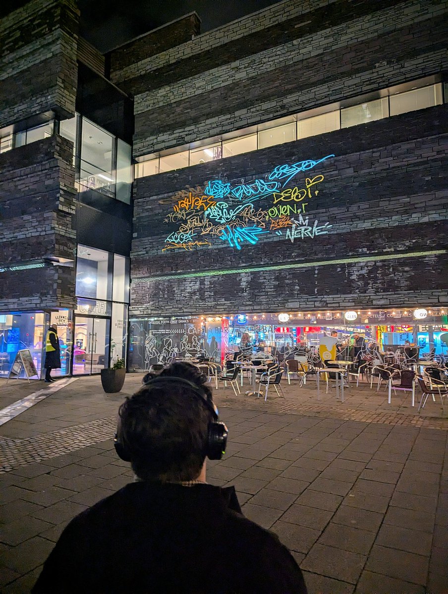 Music Theatre Wales (@mtw_tweets) on Twitter photo Ydych chi'n hoffi ein graffiti newydd ar ochr <a href="/YGanolfan/">Canolfan Mileniwm Cymru</a>? 💅
Peidiwch poeni, jyst projector yw e 🤪 Mae'n operâu celf stryd newydd ni'n cael eu dangos yng ngŵyl <a href="/GwylLlais/">Gŵyl Llais</a> dros y tair noson nesaf. Ewch draw am sbec! Ydych chi'n hoffi ein graffiti newydd ar ochr <a href="/YGanolfan/">Canolfan Mileniwm Cymru</a>? 💅
Peidiwch poeni, jyst projector yw e 🤪 Mae'n operâu celf stryd newydd ni'n cael eu dangos yng ngŵyl <a href="/GwylLlais/">Gŵyl Llais</a> dros y tair noson nesaf. Ewch draw am sbec!
