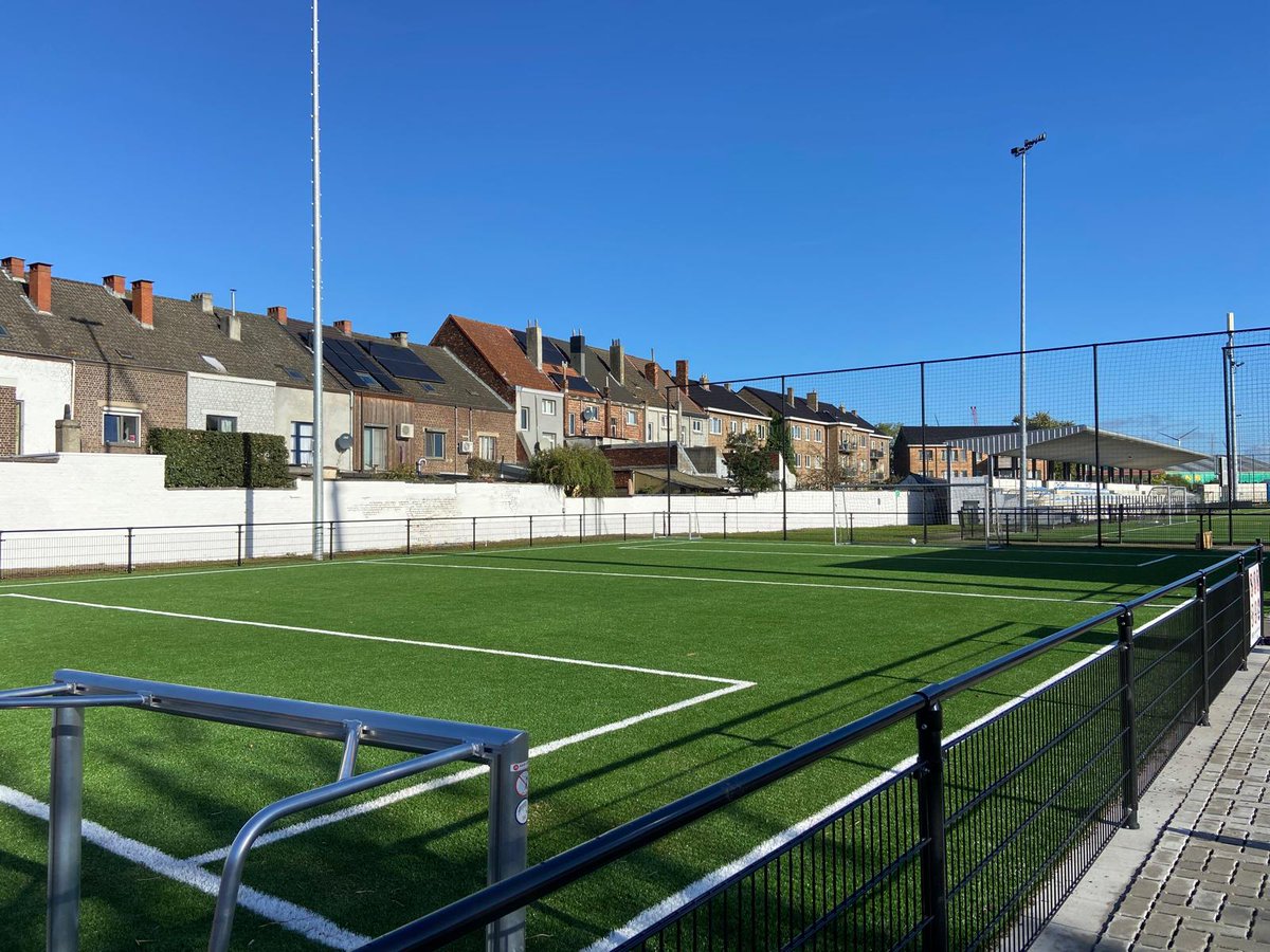 De accommodatie van Standaard Muide zit in het nieuw. Onder meer de kleedkamers werden opgefrist en er kwam een nieuw duiveltjesveld. stad.gent/nl/sport/nieuw…