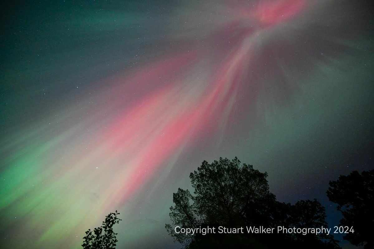 StuWalkerPhotos's tweet image. Oh what a night, epic Aurora Borealis display across the night skies of Cumbria near Brampton overnight. #Auroraborealis #Cumbria #nightskies