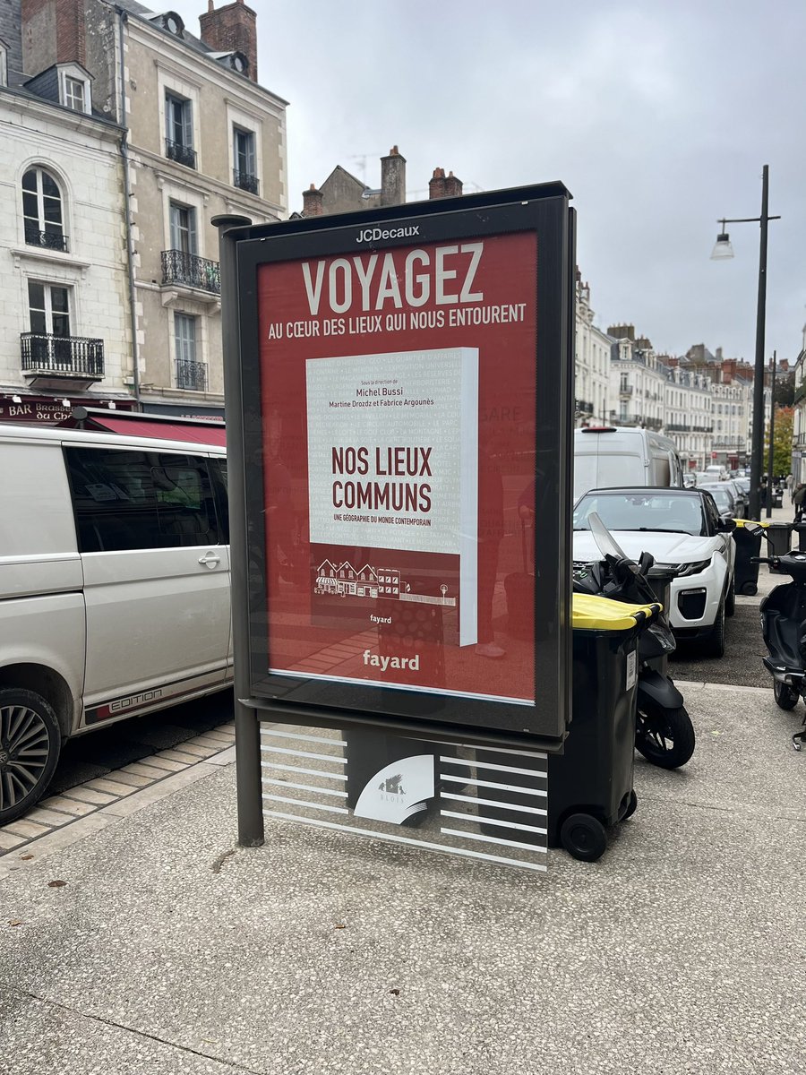 Nos Lieux communs, une géographie du monde contemporain. Un ouvrage au cœur des <a href="/rdvhistoire/">Rendez-vous-histoire</a> de <a href="/villedeblois/">Ville de Blois</a> avec l'équipe éditoriale <a href="/FinalRetrofit/">Martine Drozdz</a> &amp; <a href="/fabricea/">Fabrice Argounès</a>… et dans toute la ville de Blois cc <a href="/APHG_National/">APHG</a>