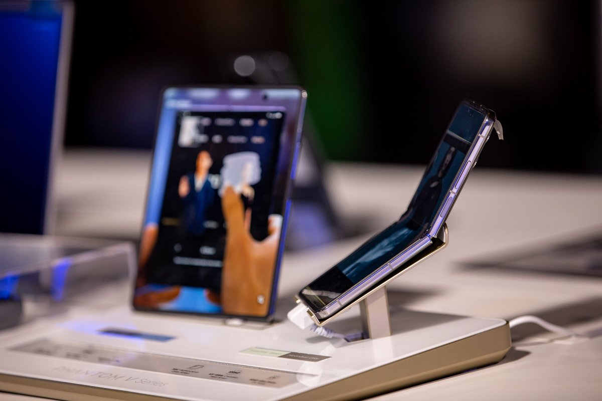 bruteandbelle's tweet image. From smartphones to robots and gaming systems with augmented reality, the #TECNOAI &amp;amp; Ecosystem Showcase unveiled innovation and efficiency in smart devices, powered by advanced AI.

@TecnoMobileGh

#TECNOAIEvolution #BruteAndBelle #YaniDigital