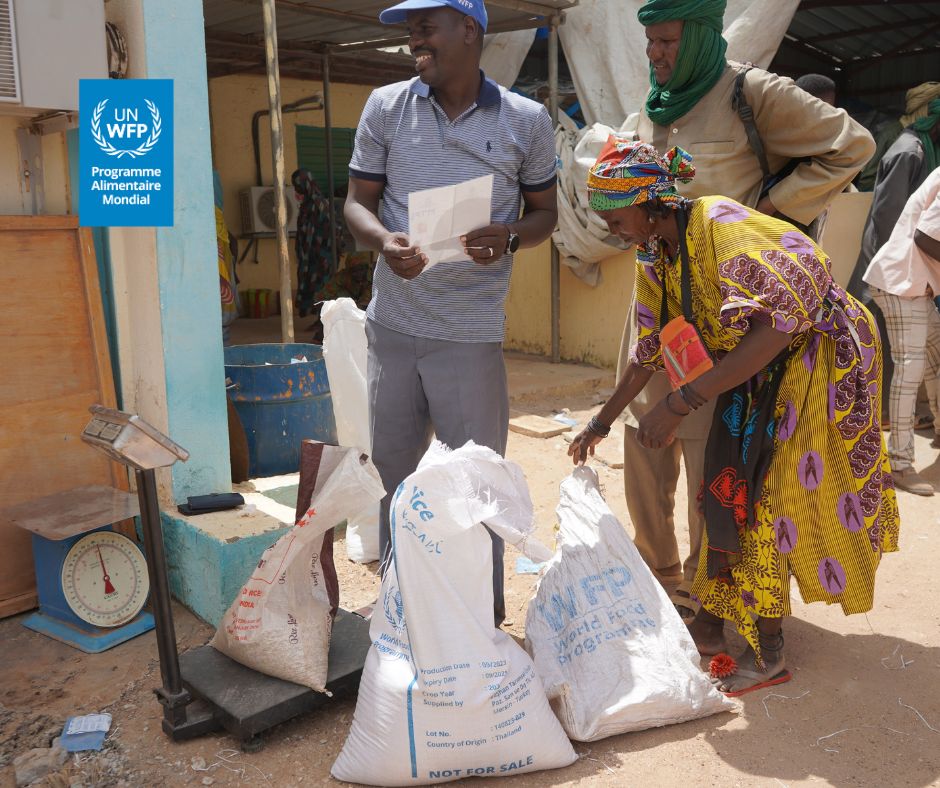 WFP_BurkinaFaso's tweet photo. 3️⃣1️⃣4️⃣ t de vivres distribuées à plus de1️⃣5️⃣ 0️⃣0️⃣0️⃣réfugiés➡️région Sahel 🇧🇫 en septembre.
@WFP, @UNHCR &amp; CREDO assistent les réfugiés, qui ont dû quitter leur maison et tout laisser derrière eux, à satisfaire leurs besoins nutritionnels essentiels pendant les périodes difficiles https://t.co/HZiUi06IW5