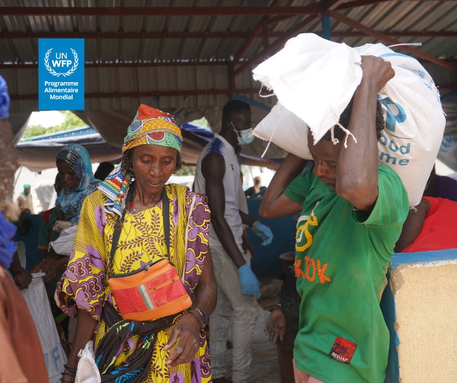 WFP_BurkinaFaso's tweet photo. 3️⃣1️⃣4️⃣ t de vivres distribuées à plus de1️⃣5️⃣ 0️⃣0️⃣0️⃣réfugiés➡️région Sahel 🇧🇫 en septembre.
@WFP, @UNHCR &amp; CREDO assistent les réfugiés, qui ont dû quitter leur maison et tout laisser derrière eux, à satisfaire leurs besoins nutritionnels essentiels pendant les périodes difficiles https://t.co/HZiUi06IW5