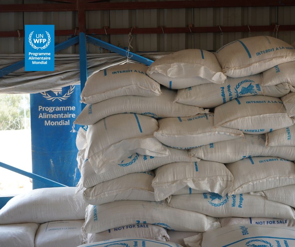 WFP_BurkinaFaso's tweet photo. 3️⃣1️⃣4️⃣ t de vivres distribuées à plus de1️⃣5️⃣ 0️⃣0️⃣0️⃣réfugiés➡️région Sahel 🇧🇫 en septembre.
@WFP, @UNHCR &amp; CREDO assistent les réfugiés, qui ont dû quitter leur maison et tout laisser derrière eux, à satisfaire leurs besoins nutritionnels essentiels pendant les périodes difficiles https://t.co/HZiUi06IW5