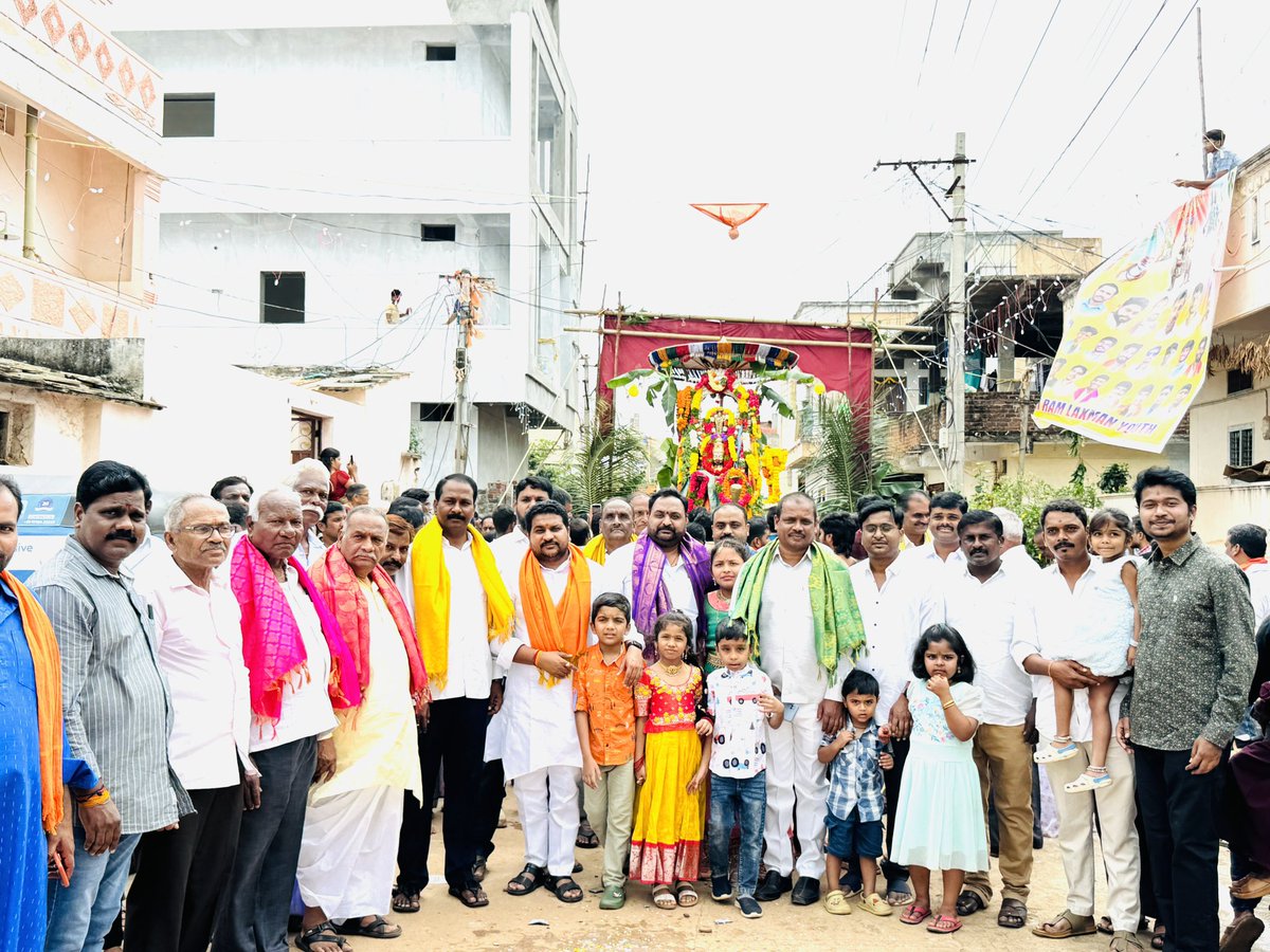 ShubhaPatelTRS's tweet photo. *వికారాబాద్ లో ఘనంగా దసరా నవరాత్రి ఉత్సవాలు*
*ఘనంగా ఆలంపల్లి ఆనంతపద్మనాభ స్వామి గరుడ వాహన ఊరేగింపు*
*స్వామి వారి వాహనసేవ లో రాష్ట్ర బీసీ కమిషన్ మాజీ సభ్యులు శుభప్రద్ పటేల్ #Navami #Dasara2024 #shubhapradhpatel #vikarabad #tandur https://t.co/Z7hiukLCEz