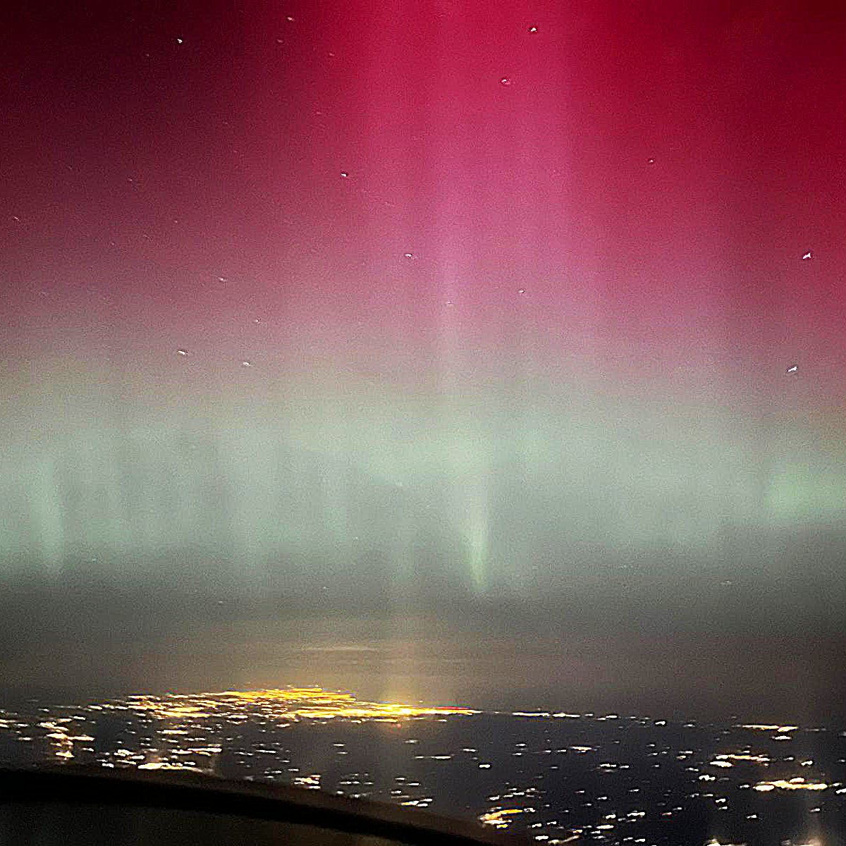 247_Aviation's tweet image. There&apos;s nothing quite like experiencing nature’s stunning light show from the best seat in the sky.  🌍✈️ #NorthernLights #AviationMagic #PilotViews #JetAssist