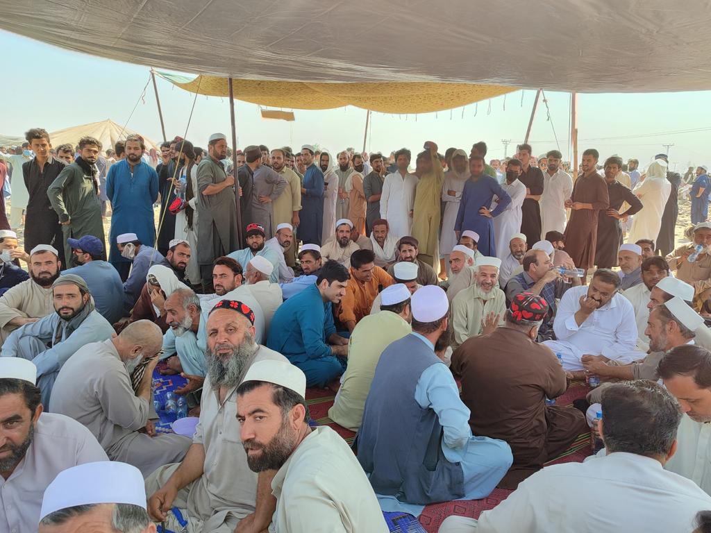 پشتون عدالت / جرگہ    ۔۔۔۔
پہلا روز لیکن  عوام کی ایک بڑی تعداد پہنچی ہے ۔۔
ہر علاقے کا اپنا کیمپ بھی نظر آیا ۔۔۔۔