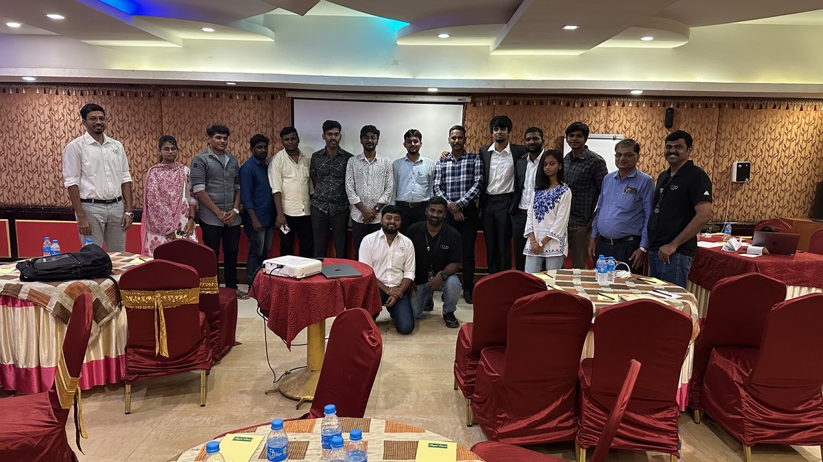 ZohoBooks's tweet photo. Big shoutout to #NammaKovai, #NammaSalem, &amp; #NammaMadurai makkal for their amazing energy at the Zoho Books Community Meetup. 

Let’s keep that business momentum going with #NammaZohoBooks 💙

#ZohoBooks #ZohoCommunity #GoZohoFinance https://t.co/KhE7CWCgJL