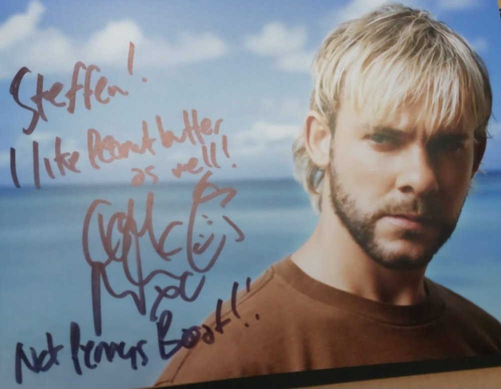 Dieses Autogramm kam per Post von @Madam_Caro_89 geschickt bei uns an. Die hat nämlich Dominic Monaghan letztes Wochenende auf der MagicCon in Bonn getroffen. Jetzt wissen wir wie er zu Erdnussbutter steht.

Vielen Dank 😀