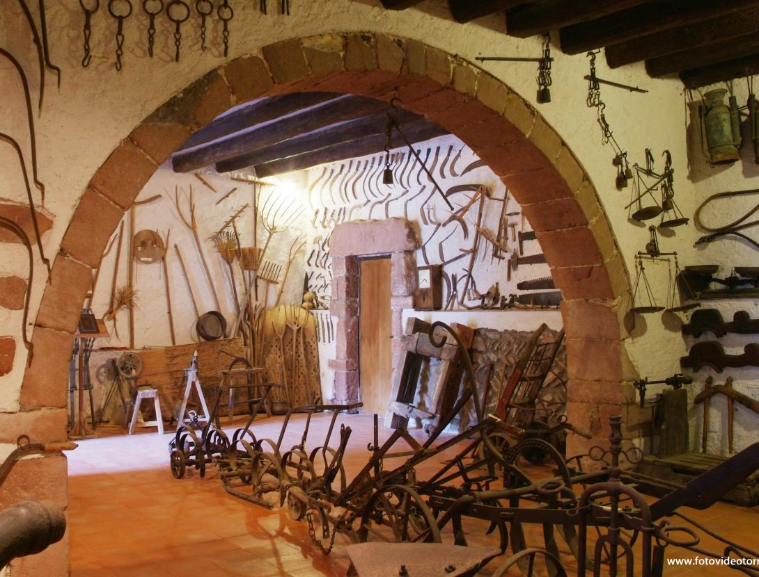 TurismeBaixLlob's tweet photo. El Museu d'Eines del Pagès és una interessant exposició d'eines, carros, estris domèstics i mobiliari de cuina del segle XIX🙌 

Una bona oportunitat per aprendre una mica més sobre com es vivia a pagès😉

#TurismeBaixLlobregat #BaixLlobregat
@santcliment https://t.co/cQa9YEOe3M