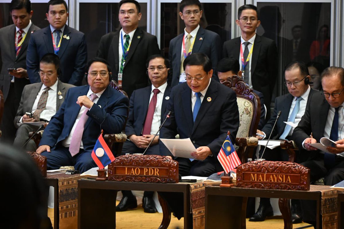 Menghadiri ASEAN Leaders’ Interface with Representatives of ASEAN Inter-Parliamentary Assembly (AIPA) di National Convention Center (NCC) Vientiane, Laos. 

Saya menekankan tiga hal untuk menghadapi tantangan multidimensional dan pesatnya perkembangan dunia. Pertama, berharap