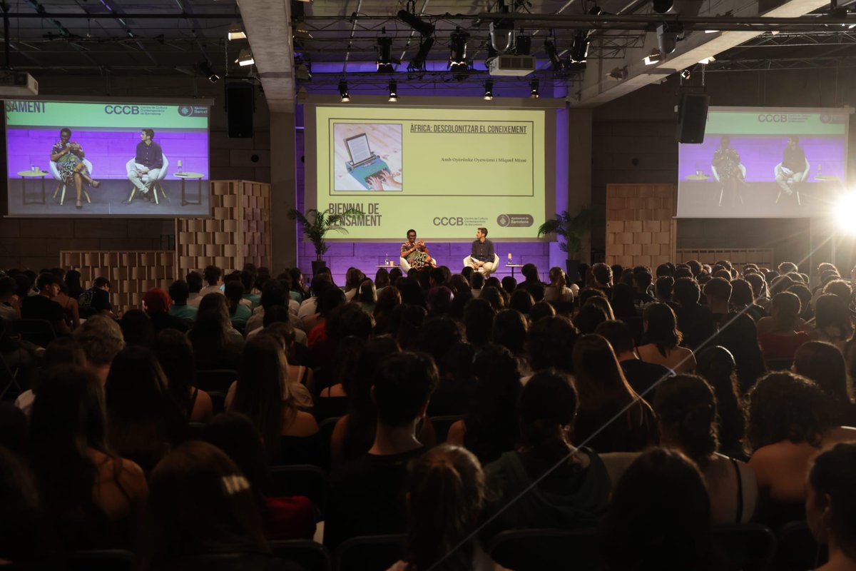 💡💭 Un matí amb Oyèrónké Oyewùmí a la #BiennaldePensament!

La sociòloga parla amb els estudiants de secundària sobre la necessitat de desuniversalitzar el coneixement i d’explicar Àfrica al món des d’Àfrica mateix.

En conversa amb Miquel Missé ✨