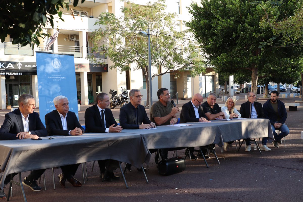 AggloBastia's tweet photo. #Ecunumia : 𝐋𝐚𝐧𝐜𝐢𝐚𝐦𝐞𝐧𝐭𝐮 𝐝𝐢 𝐢 𝐝𝐢𝐬𝐩𝐮𝐬𝐢𝐭𝐢𝐯𝐢 𝐂𝐨𝐫’𝐝𝐢 𝐜𝐢𝐭𝐚̀ 𝐞̀ 𝐐𝐮𝐚𝐫𝐭𝐢𝐞𝐫𝐢!

La CAB s’est engagée dans une démarche de soutien aux commerces et artisans de proximité.

À ce titre, ses élus et partenaires ont lancé ce matin deux nouveaux dispositifs à destination des commerces et artisans de proximité 🤝

✅🏫 𝐋’𝐀𝐩𝐩𝐞𝐥 𝐚̀ 𝐏𝐫𝐨𝐣𝐞𝐭 𝐂œ𝐮𝐫 𝐝𝐞 𝐕𝐢𝐥𝐥𝐞 : À partir de ce lundi 14 octobre, les entreprises situées dans le périmètre Cœur de Ville pourront être accompagnées financièrement à hauteur de 50% (jusqu’à 10000€ de dépense) par la CAB pour la modernisation de leur locaux ou leur projet en matière de transition énergétique ou numérique ; 

✅👗 𝐋’𝐨𝐩𝐞́𝐫𝐚𝐭𝐢𝐨𝐧 𝐜𝐡𝐞̀𝐪𝐮𝐞𝐬 𝐚𝐯𝐚𝐧𝐭𝐚𝐠𝐞 𝐐𝐮𝐚𝐫𝐭𝐢𝐞𝐫𝐢 : Du 12 au 15 novembre 2024, 2500 chèques d’une valeur réelle faciale de 20€ seront proposés à la vente à la Maison des Quartiers Sud de Bastia au prix de 10€. 
Ces chèques pourront être utilisés jusqu’à fin mai 2025 dans les commerces partenaires situés dans les Quartiers sud de Bastia (Lupinu, Montesoru, Paese Novu) 

Toutes les informations : https://t.co/4Ru5aZylop