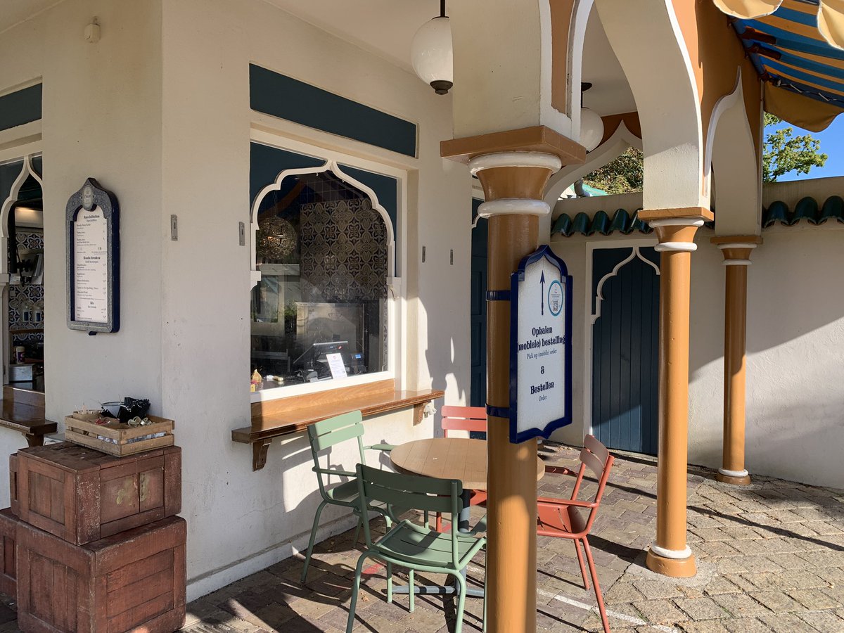 Coshira_'s tweet image. Bij Oase zit er aan de zijkant nu glas en is er een tafel met stoelen gezet
#Oase #Efteling