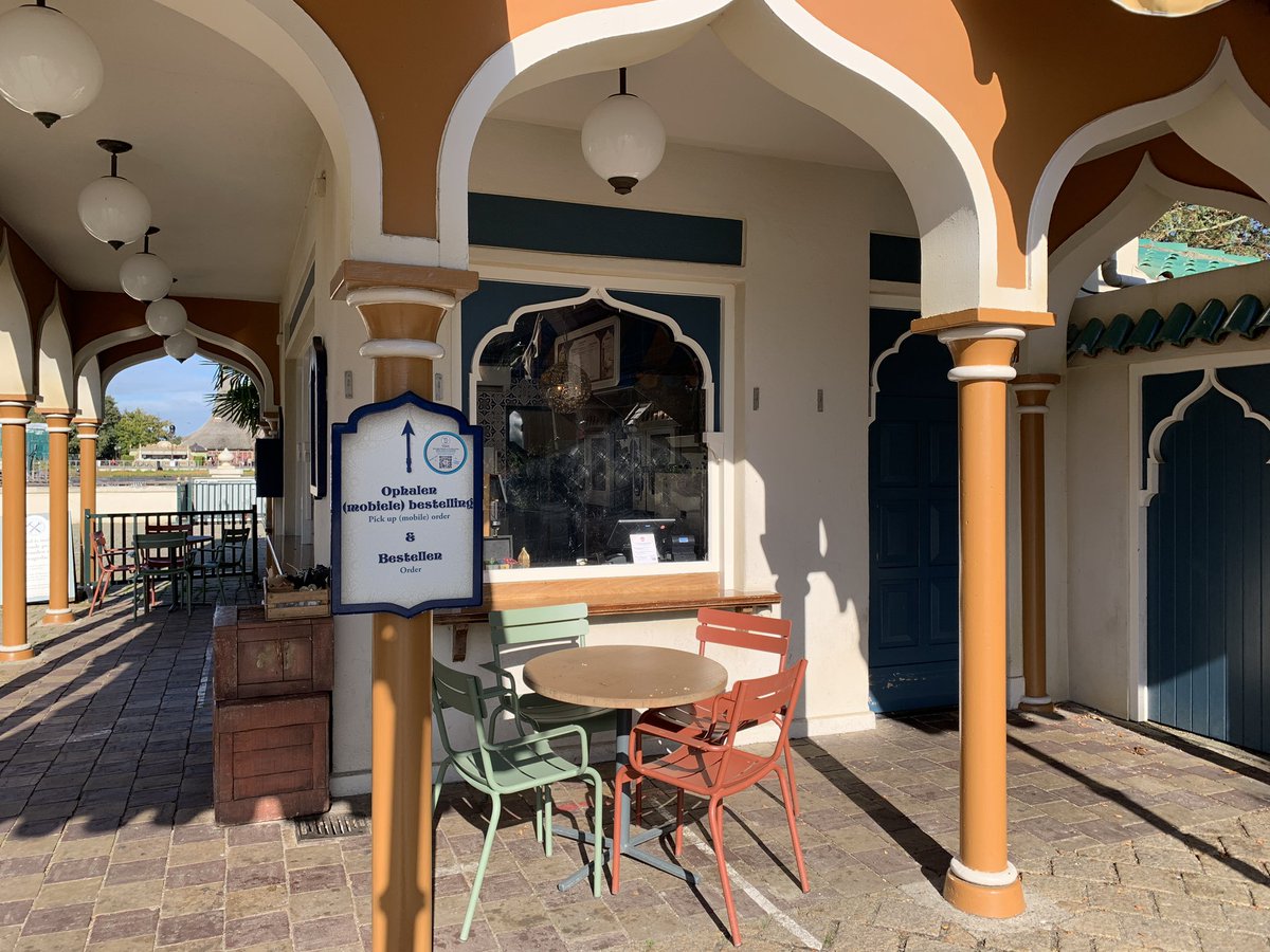 Coshira_'s tweet image. Bij Oase zit er aan de zijkant nu glas en is er een tafel met stoelen gezet
#Oase #Efteling