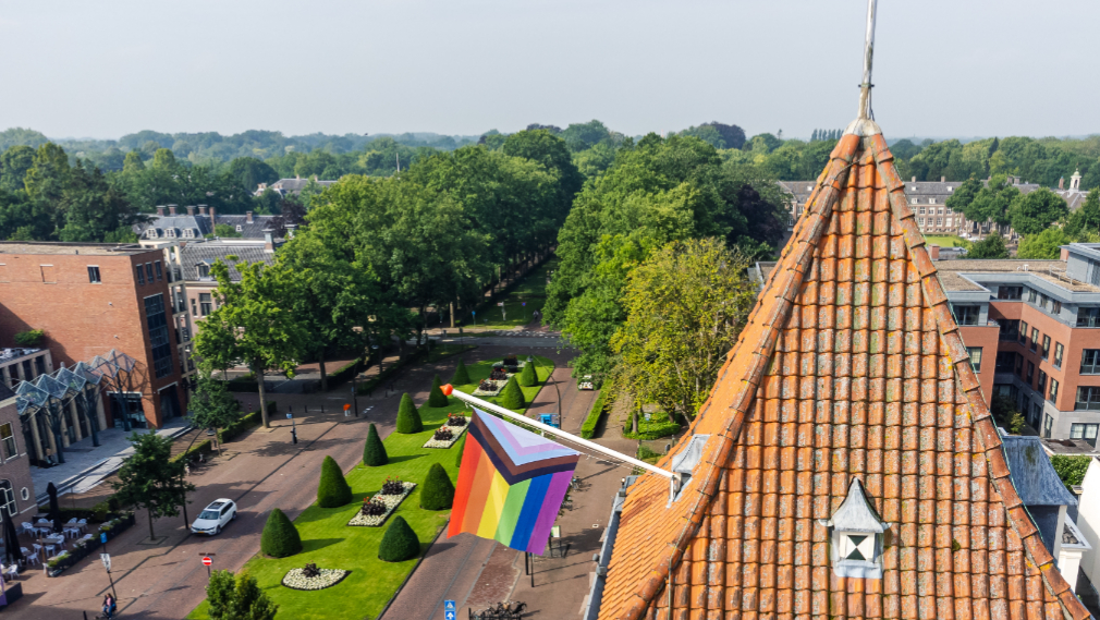 #ComingOutDay Vandaag vieren we dat iedereen zichzelf mag zijn. Coming Out Day gaat om de zichtbaarheid van #LHBTQIA+🏳️‍🌈 

Op ons gemeentehuis wappert vandaag de #regenboogvlag. Ook online omarmen we de kleuren in ons gemeentelogo. 🌈