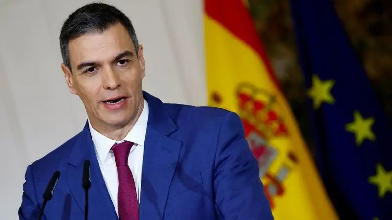 🚨🇪🇸🇮🇱SPAIN CALLS FOR GLOBAL ARMS EMBARGO ON ISRAEL

Spanish Prime Minister Pedro Sanchez urged the international community to halt arms sales to Israel following Israeli fire that injured UN peacekeepers in southern Lebanon. 

Sanchez condemned the assaults and criticized