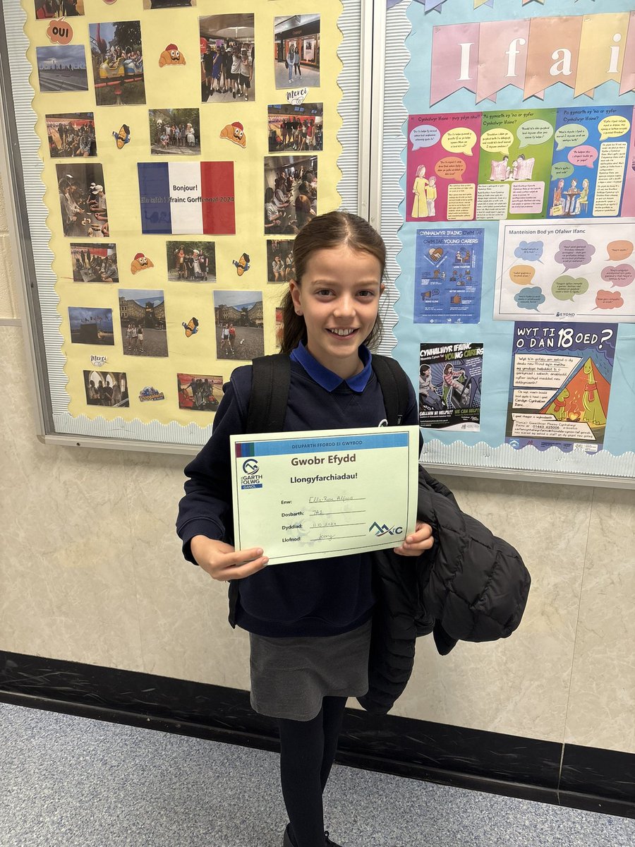 Llongyfarchiadau enfawr i Ella-Rose am fod y disgybl cyntaf yn yr Ysgol Ganol i gyrraedd 100 pwynt clod ers mis Medi!🤩👏🏼
Congratulations to Ella-Rose for being the first pupil in the Middle School to have collected 100 reward points since September!🤩👏🏼