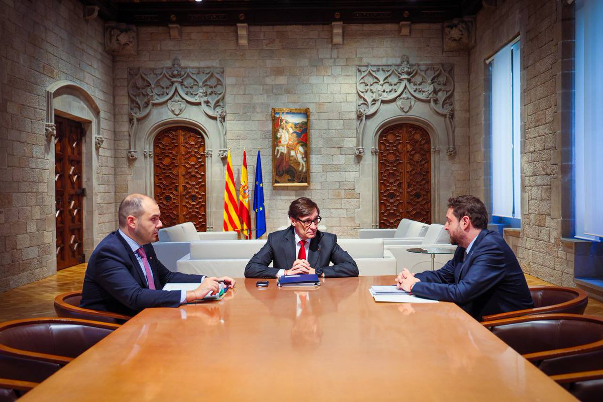 salvadorilla's tweet photo. Reunió amb l’alcalde de Tarragona, @rvinualestgn.

La ciutat serà el primer municipi que cedeixi terrenys per a la Reserva Pública de Sòl de Catalunya. L’accés a l’habitatge és una prioritat per a aquest Govern. Treballarem junts per donar resposta a aquesta problemàtica.

#ElGovernDeTothom