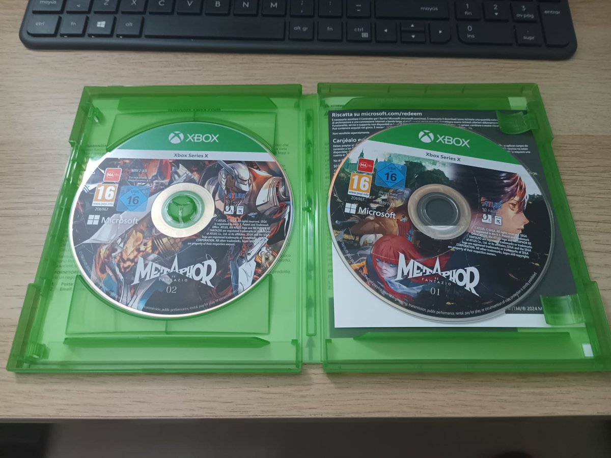 Skyhammer_games's tweet photo. Ya tenemos aquí nuestra copia física de Metaphor Refantazio. 💚

Ori ha comprobado que se trata de uno de los mejores juegos del año, ¡y viene con dos discos! https://t.co/iYEMUzgkVt