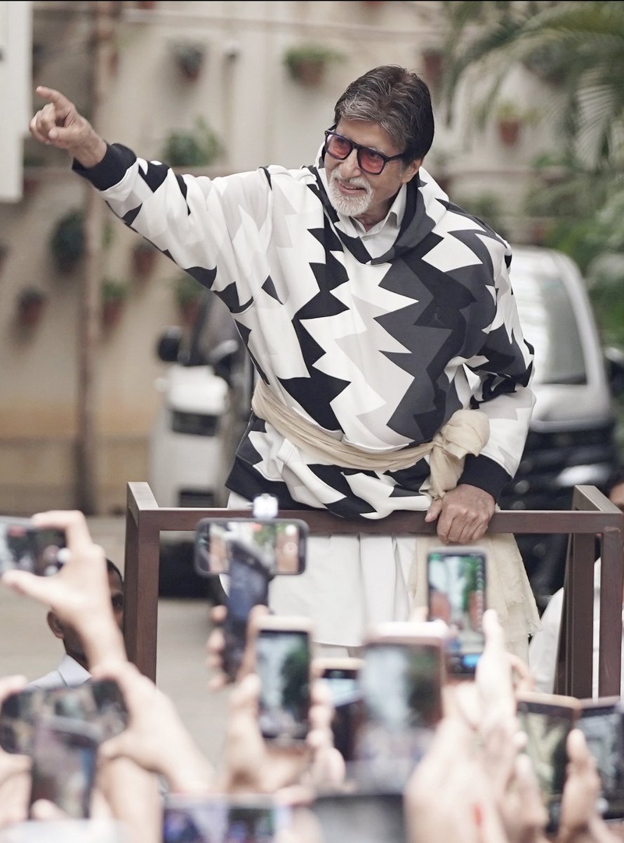 Amitabh Bachchan Fan Club (@iamabfanclub) on Twitter photo Wishing the 'Shahenshah' Of Bollywood, Big B aka <a href="/SrBachchan/">Amitabh Bachchan</a> Don A Very Happy Birthday . We Wish You Good Health And Happiness’s Year Ahead! 🎉🤗🍰🎂🍫🎁💐🎉
#HBDMegastarAmitabhBachchan <a href="/ABFansClub_/">🆎Amitabh Bachchan Fan Club 🆎</a> <a href="/BeingABachchan/">Amitabh Bachchan Fan Club</a> <a href="/TeamSrBachchan_/">Amitabh Bachchan (Parody)</a> Wishing the 'Shahenshah' Of Bollywood, Big B aka <a href="/SrBachchan/">Amitabh Bachchan</a> Don A Very Happy Birthday . We Wish You Good Health And Happiness’s Year Ahead! 🎉🤗🍰🎂🍫🎁💐🎉
#HBDMegastarAmitabhBachchan <a href="/ABFansClub_/">🆎Amitabh Bachchan Fan Club 🆎</a> <a href="/BeingABachchan/">Amitabh Bachchan Fan Club</a> <a href="/TeamSrBachchan_/">Amitabh Bachchan (Parody)</a>
