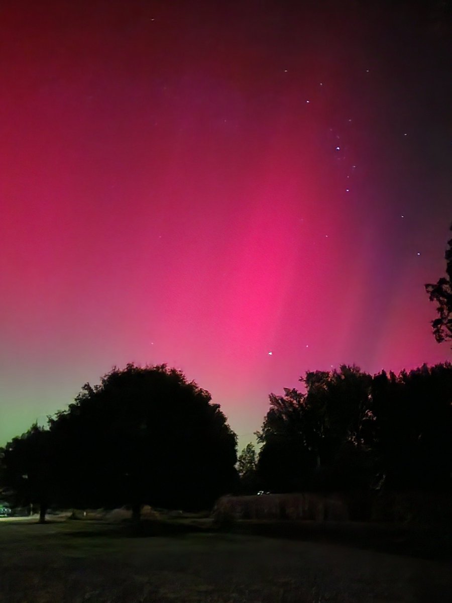 JLW2386's tweet photo. Saw the #northernlights last night. 💛 https://t.co/ivK1eT9Unf