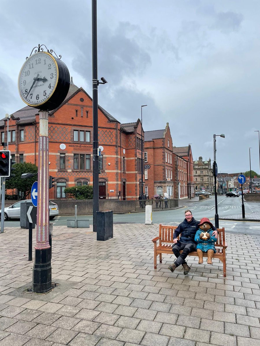 Clockmaker Michael was out repairing a stopped clock in #Chester this week when he bumped into an old friend who hadn't eaten all morning. Fortunately Michael had some Marmalade sandwiches in his bag which were warmly received!
#paddingtnoinperu #publictime #publicspaces