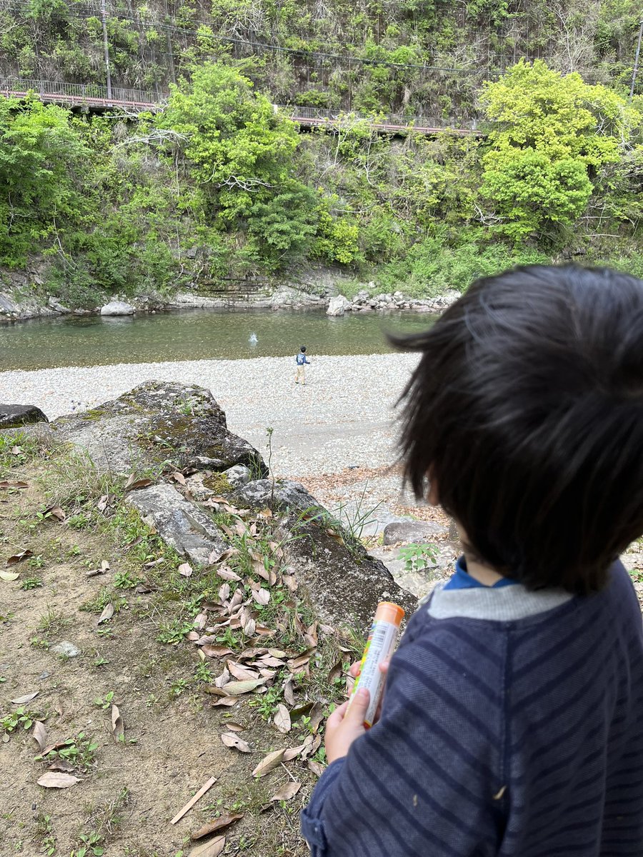 FutaKuchiMe29's tweet photo. 【毎日アウあざ season2】其の16

“すごいなーと見つめるその先。
 背中に注がれるリスペクトの視線は
 恐らく数年後には自分の背中にも
 注がれるんだぜ”

#毎日アウあざ #キャンプ好きと繋がりたい #アウトドア系のあざといセリフを吐く https://t.co/prblOz75Sc