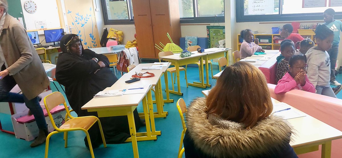 Ecole ouverte : "On aimerait bien les voir en classe" Et voilà c'est  fait, les parents sont invités en classe chacun leur tour de 9h à 10h45 pour l'apprentissage de la lecture. Les élèves sont ravis d'avoir leur parent dans la classe.
#REP
#ecoleouverte
#lienecolefamille