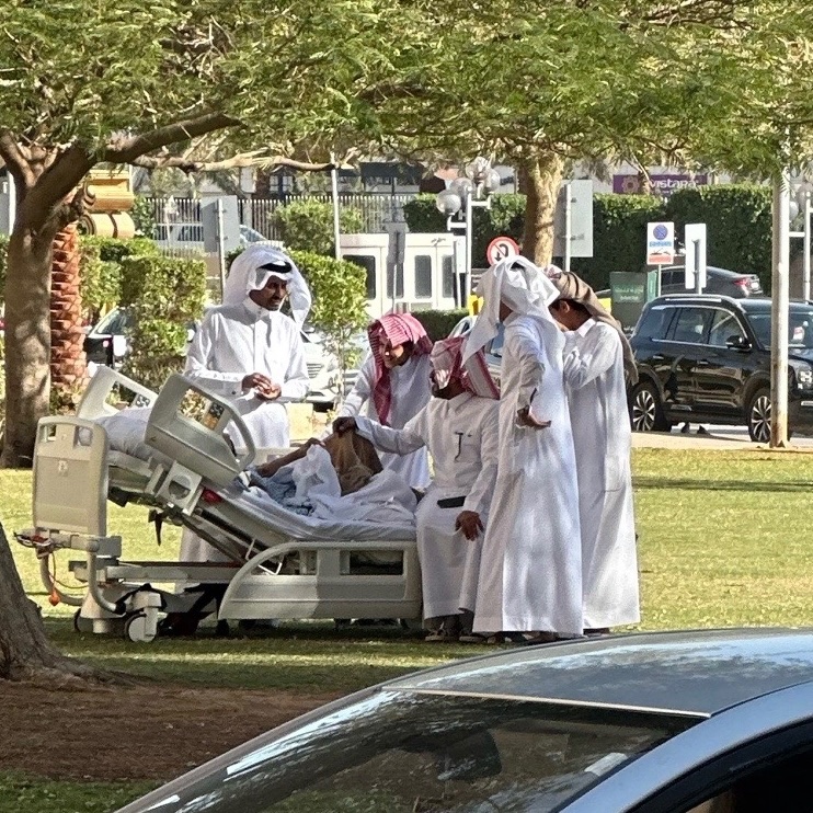 Iloolcool's tweet photo. الصورة أثرت فيني بشكل الله يشفي مريضهم ويديم محبتهم وترابطهم❤️🥹 https://t.co/fkyCy6so02