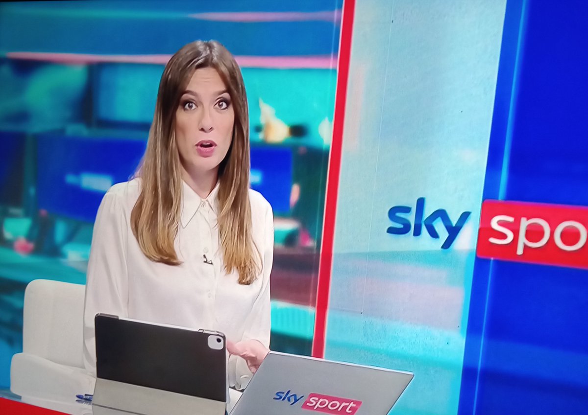 Buon inizio di weekend e buon lavoro <a href="/MargheCi86/">Margherita Cirillo</a> #SkySport