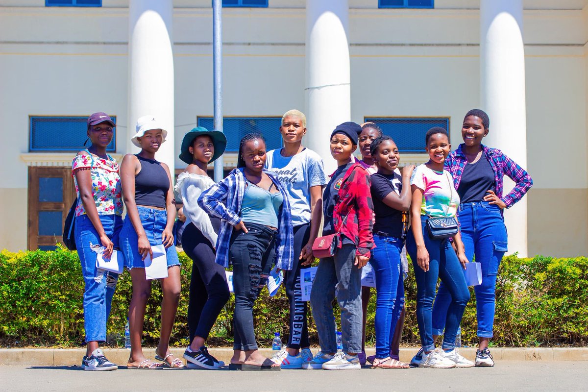 Happy International Day of the Girl😊🤲
This year's theme is "Girls' vision for the future."Girls from Burombo flats in Bulawayo envision a future with better living conditions,access to information,quality education,affordable housing, and a GBV free environment .

#IDG2024