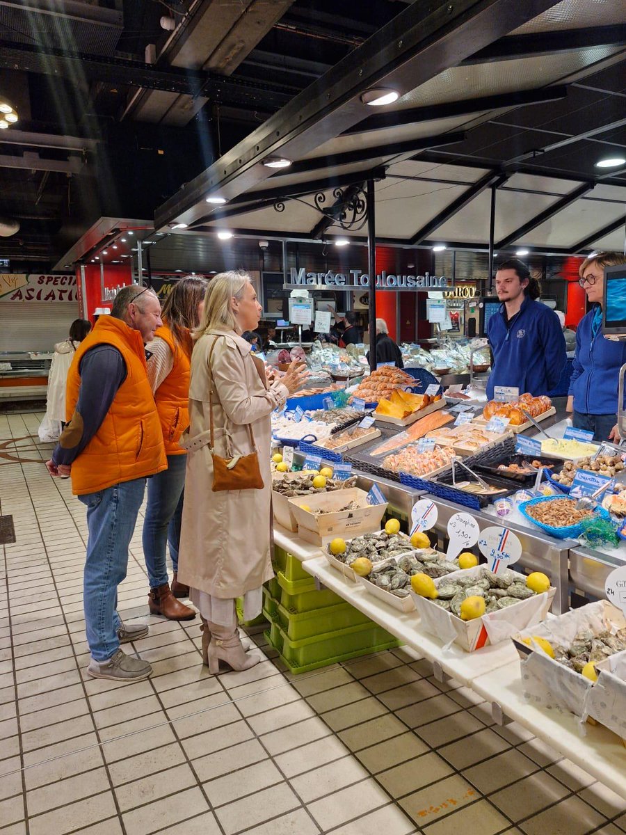 NadiaPellefigue's tweet photo. 👏🏻Les commerçants solidaires des étudiants ! 
J'etais ce matin au @MarcheHugo avec la @banquealim31 pour présenter la possibilité de don des invendus pour l'épicerie solidaire étudiante #ESOPE

🚲Une action solidaire ET durable : le ramassage sera fait avec des #velos cargos #MadeInOccitanie financés par la Région.
