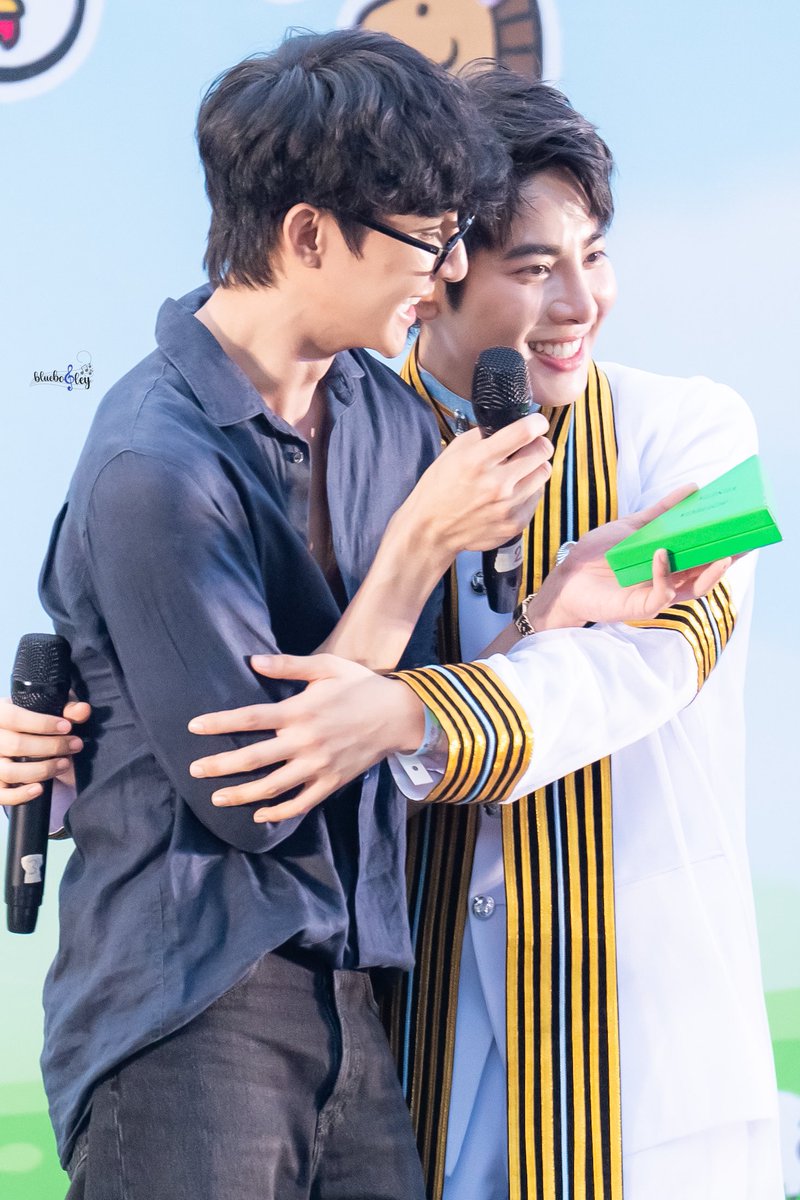 bluebosley's tweet photo. รักกันรักกัน

#MIXXIWGraduationDay #mixxiw https://t.co/JgYc3AedGR